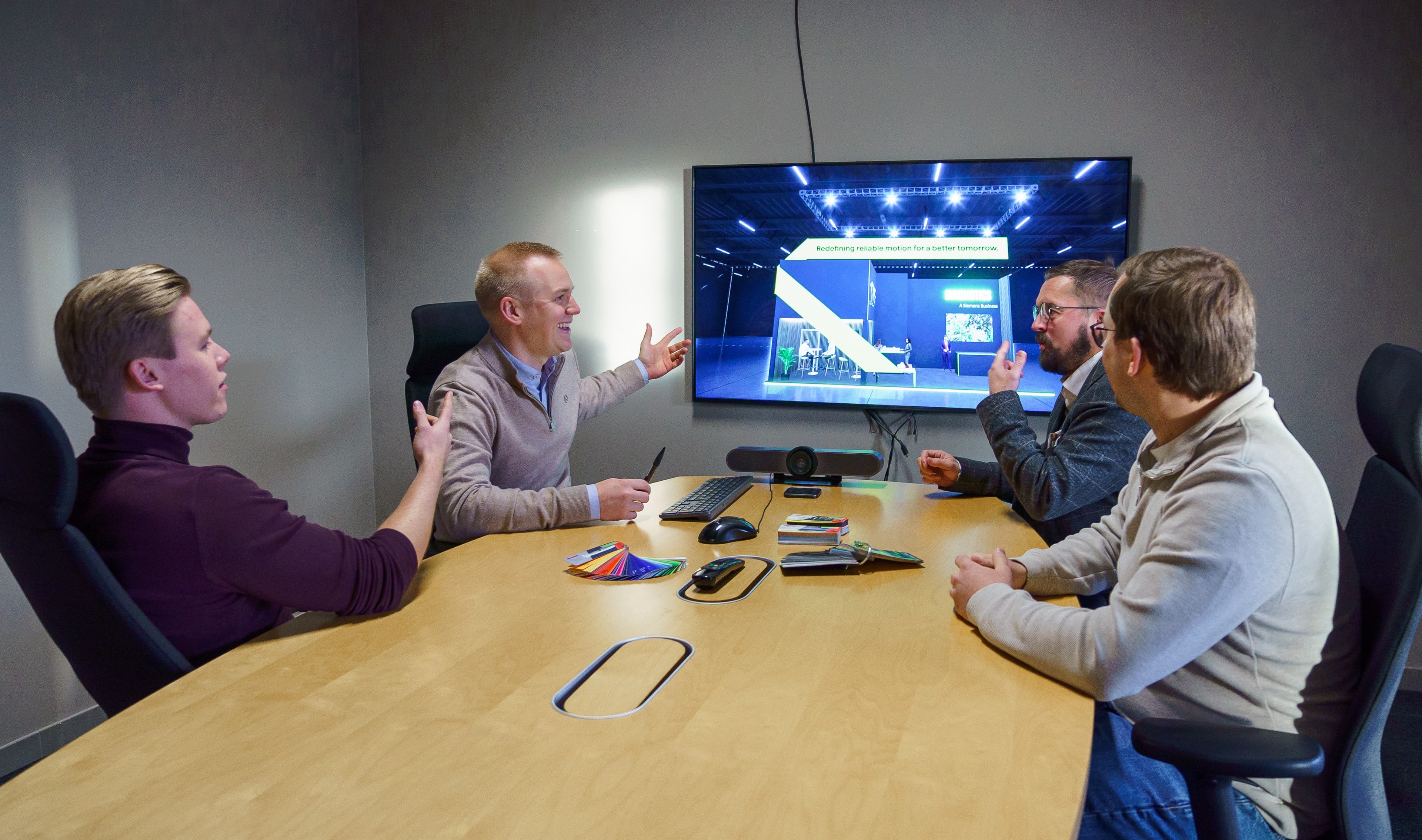 Show Off-teamet i prosjektmøte med fargeprøver og messestanddesign