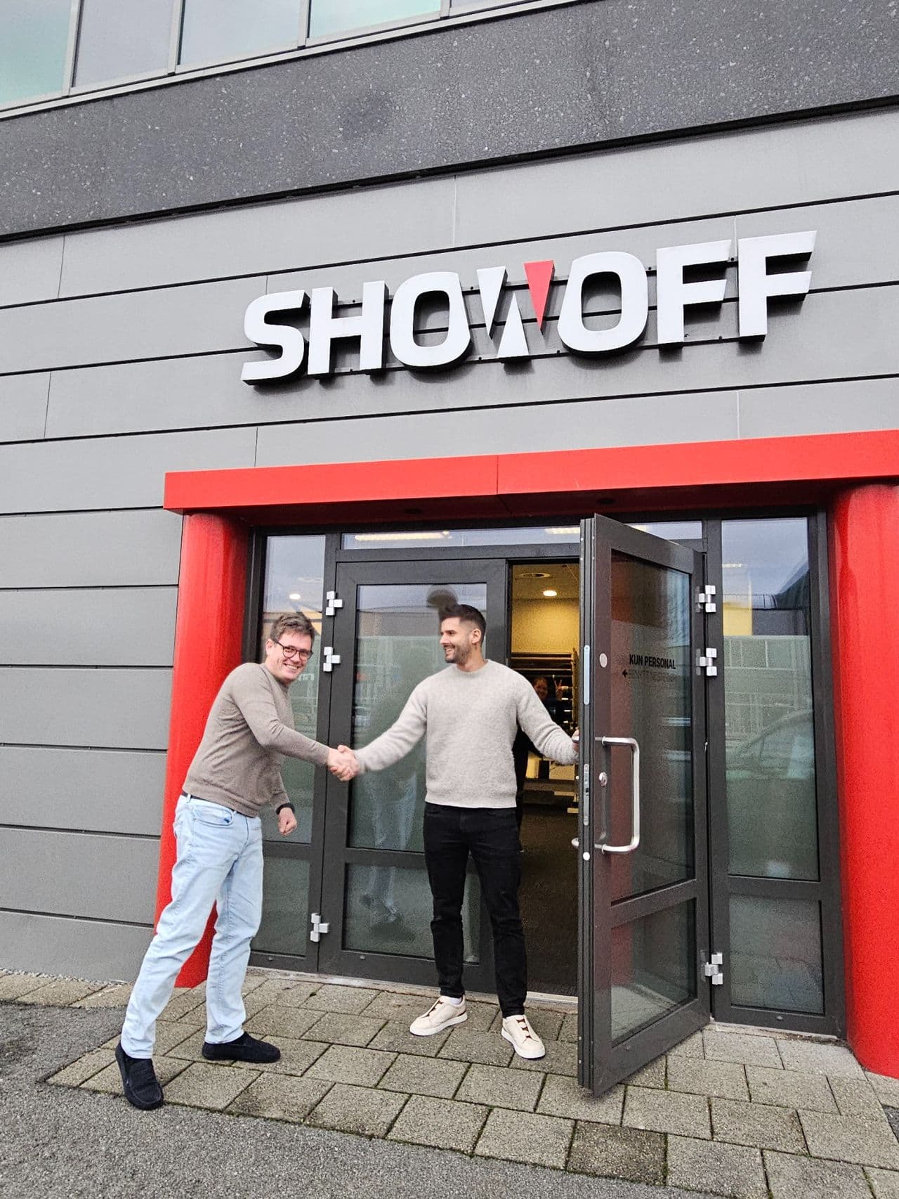 Dennis Halvorsen og Bent Røiseland tar hverandre i hånden foran Show Off-kontoret i Sandnes
