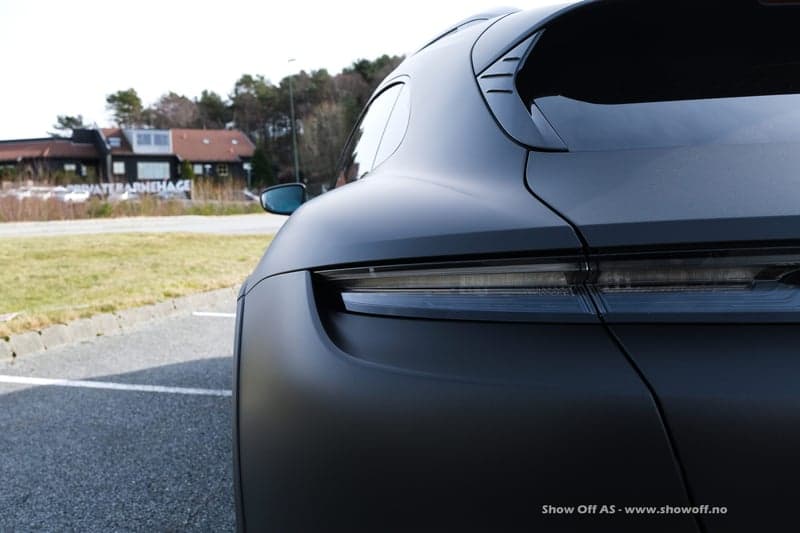 Mørk Porsche Taycan med chrome delete, sort folie over kromlister