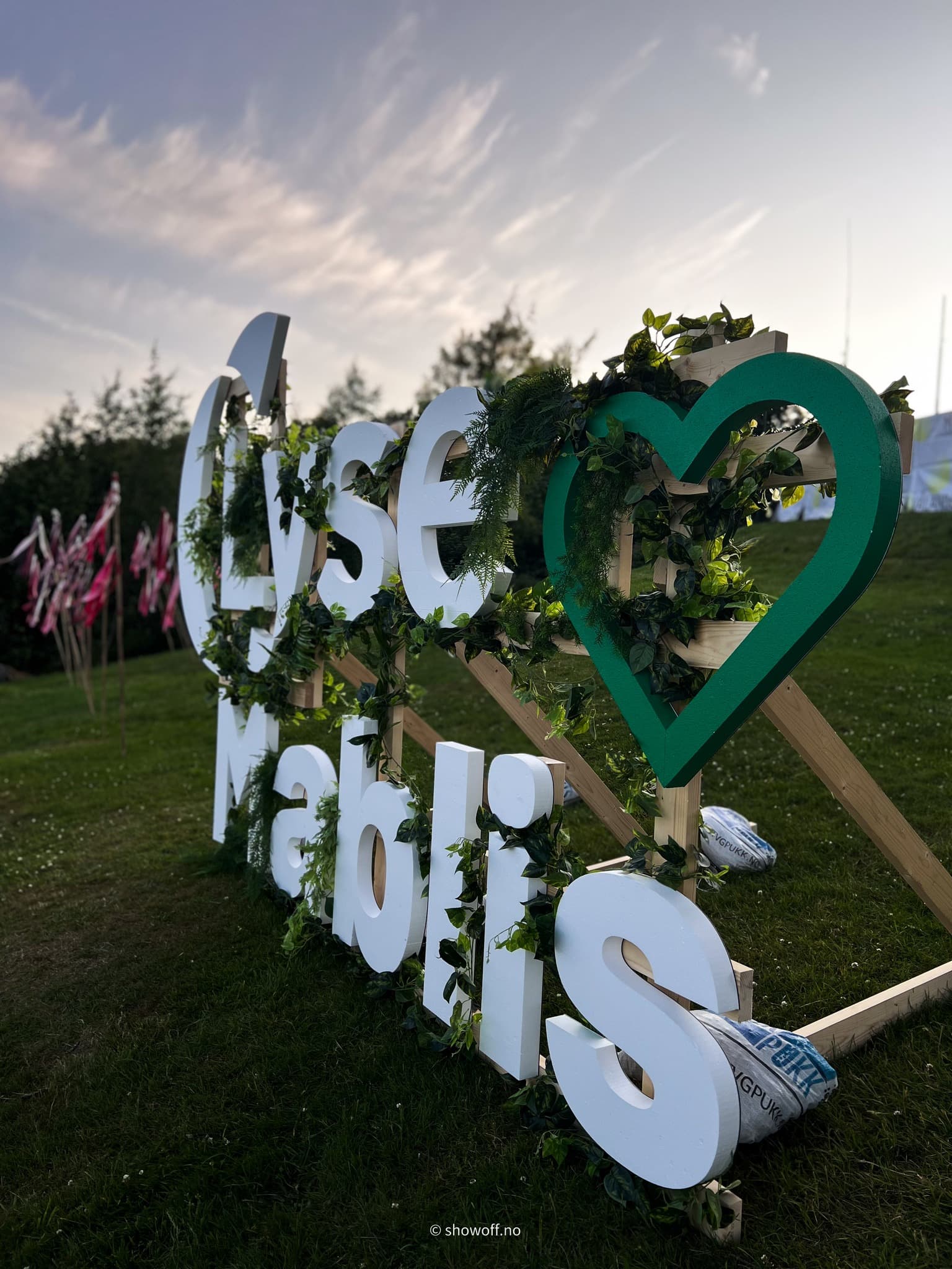Frittstående 3D-bokstaver med teksten Lyse hjerte Mablis dekorert med klatreplanter på Mablis festivalen 2025 i Vålandsskogen Stavanger