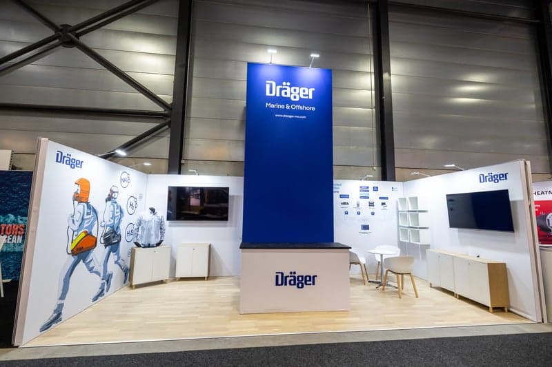 Grafisk vegg med heldekkende print og firmaidentitet på ONS 2024 messestand