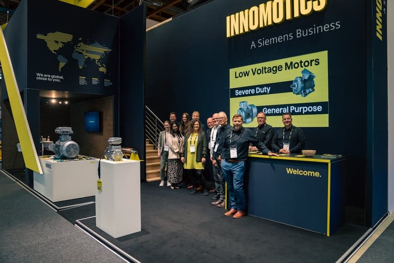 Moderne Innomotics/Siemens messestand med verdenskart, premium design og teamoppstilling