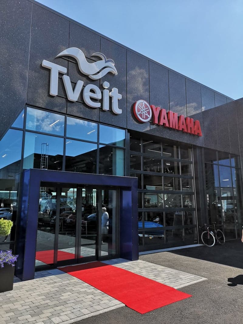 Fasadeskilt med LED-belyste 3D-bokstaver i aluminium for kontor i Stavanger