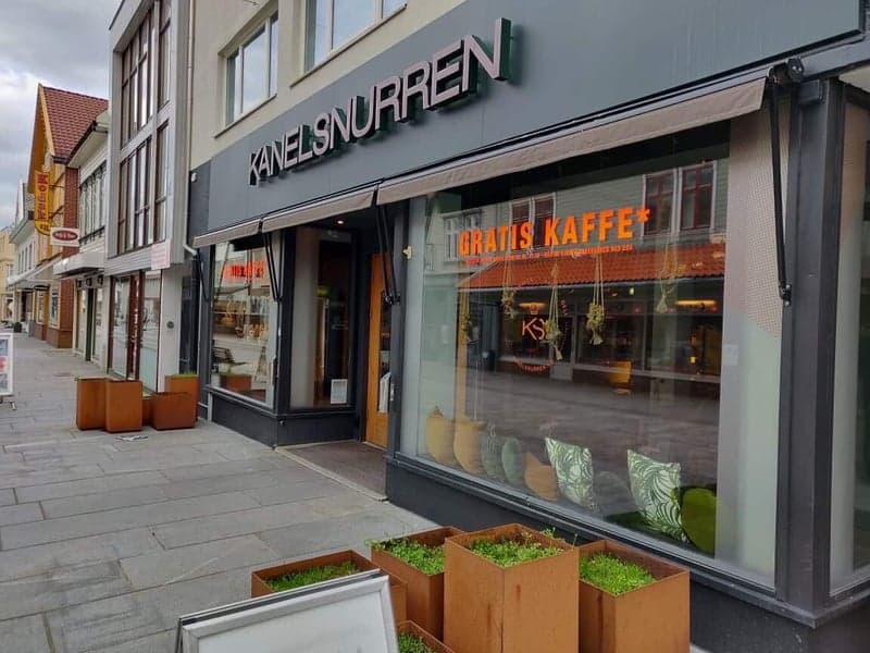 Lysskilt med lyskasse og foliert front for butikk i Sandnes sentrum