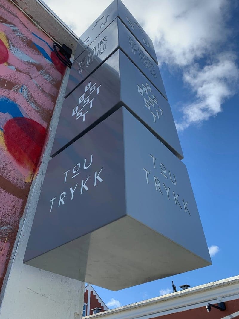 Vindusskilt med frostfolie og utskåret firmalogo for advokatkontor Sandnes
