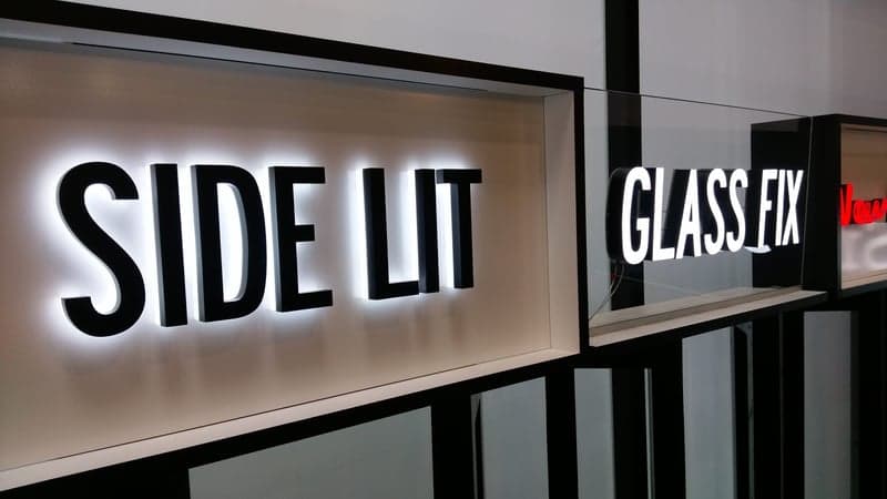 LED-bokstaver i børstet stål montert på fasade for restaurant i Stavanger