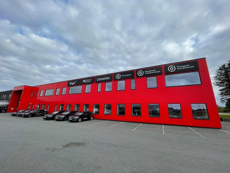 Profilskilt med fargematching av bedriftsprofil og LED-ramme Rogaland