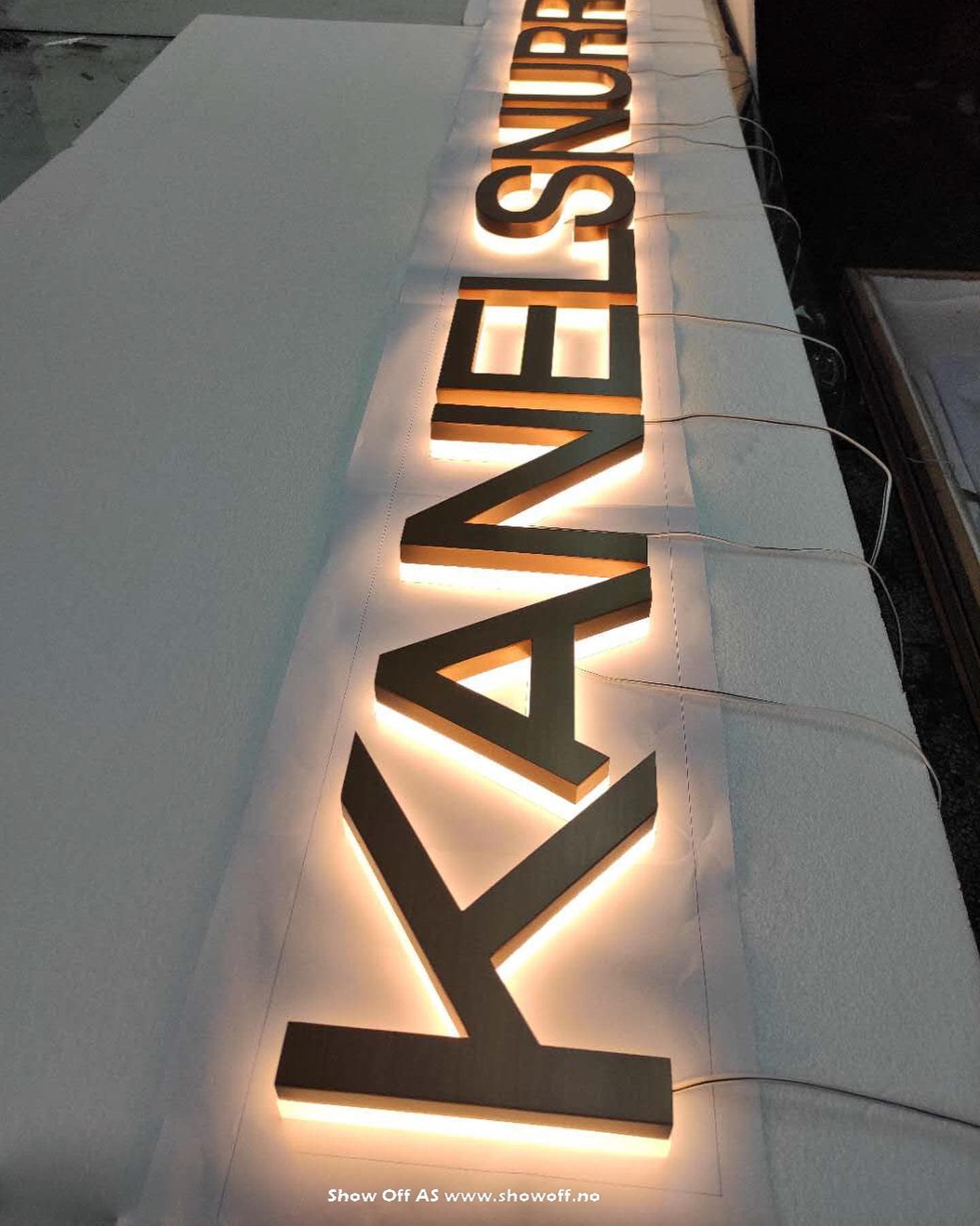 Kanelsnurren fasadeskilt med 3D-bokstaver i metall og varmhvit bakbelysning produsert av Show Off AS