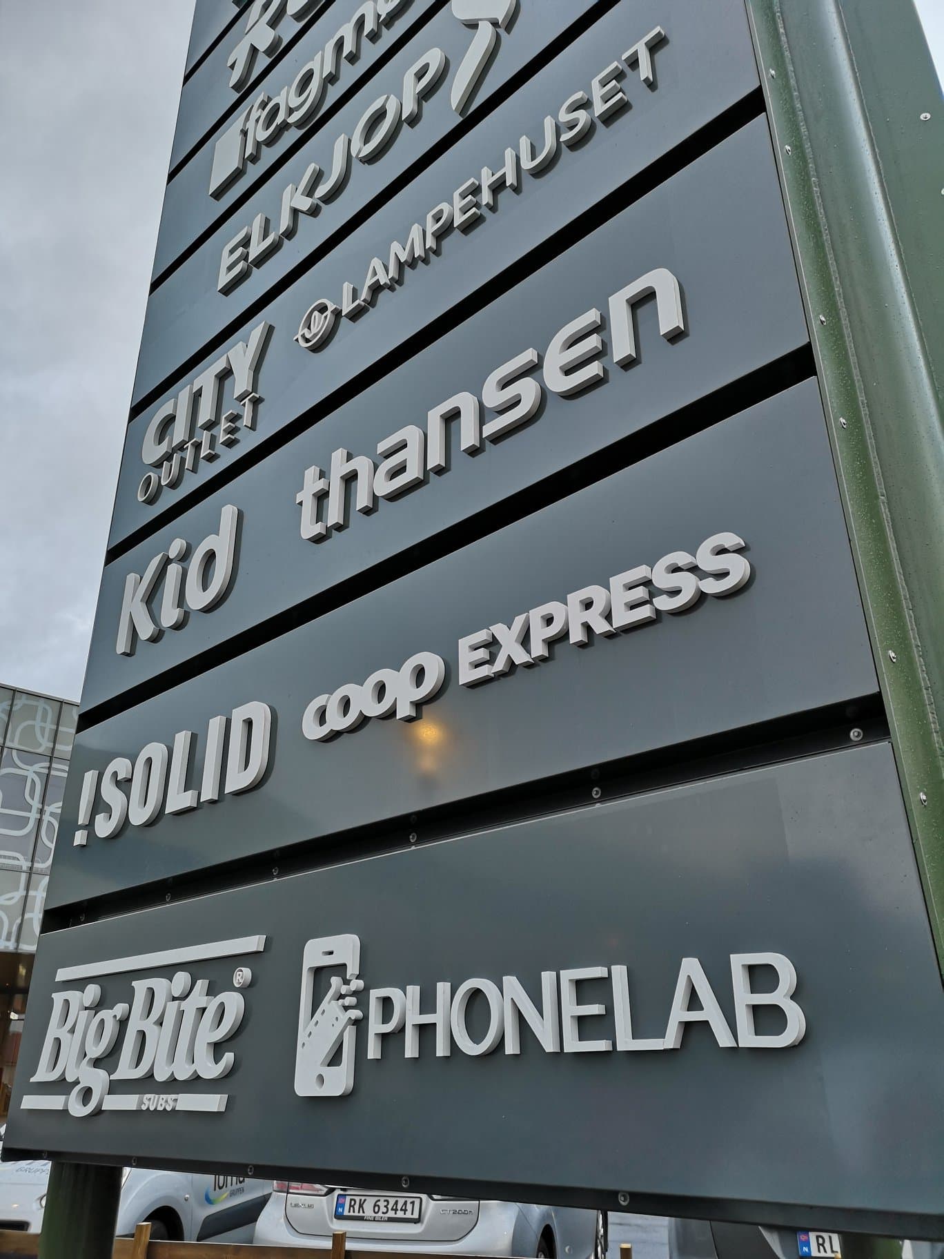 Pyloneskilt for kjøpesenter med logoer for Elkjøp, Kid, Thansen, Coop Express og flere leietakere