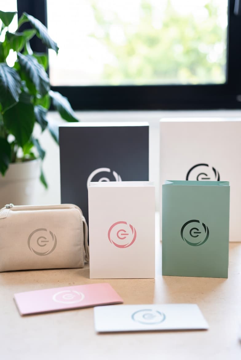Gaveposer og emballasje med bedriftslogo i flere farger, firmagaver og reklamegaver klare til utdeling