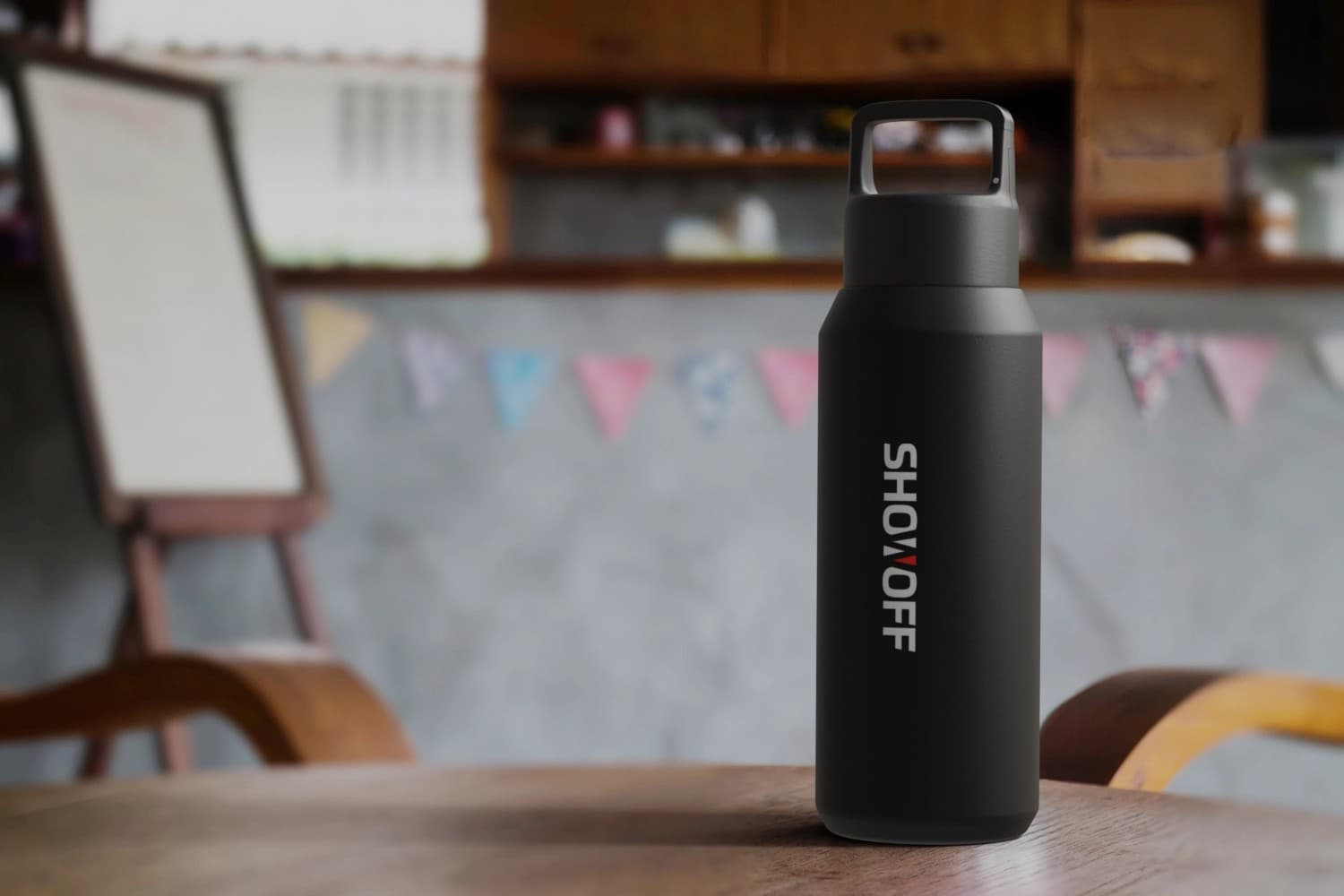 Sort vannflaske med Show Off-logo på trebord, populær profilartikkel og giveaway-trend i 2026