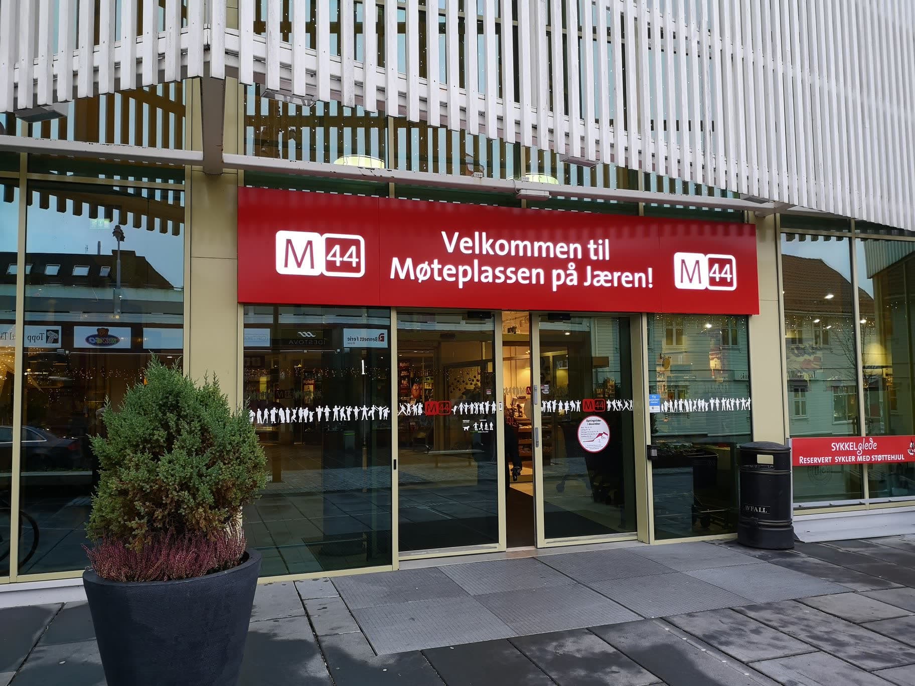 Belyst M44-skilt med teksten Velkommen til Møteplassen på Jæren