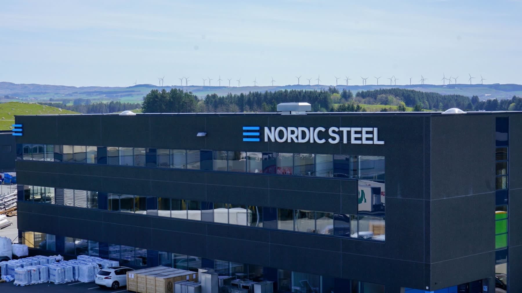 Nordic Steel sitt nye bygg på Bryne med et stort frontbelyst fasadeskilt