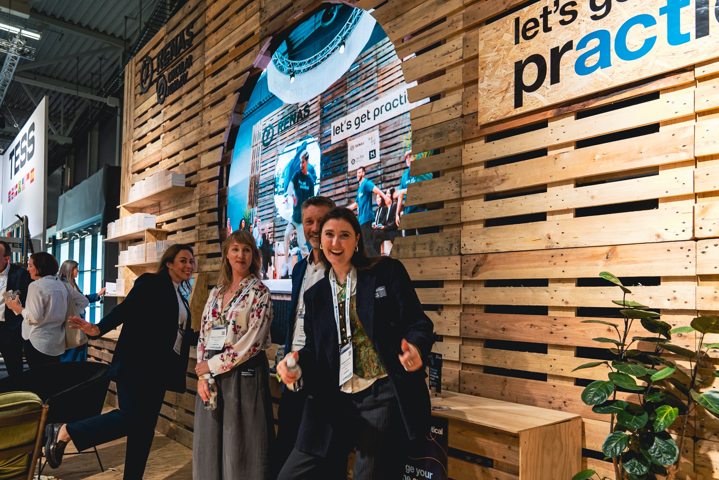 Renas circular exhibition stand at ONS 2024 built from reused pallets (2)