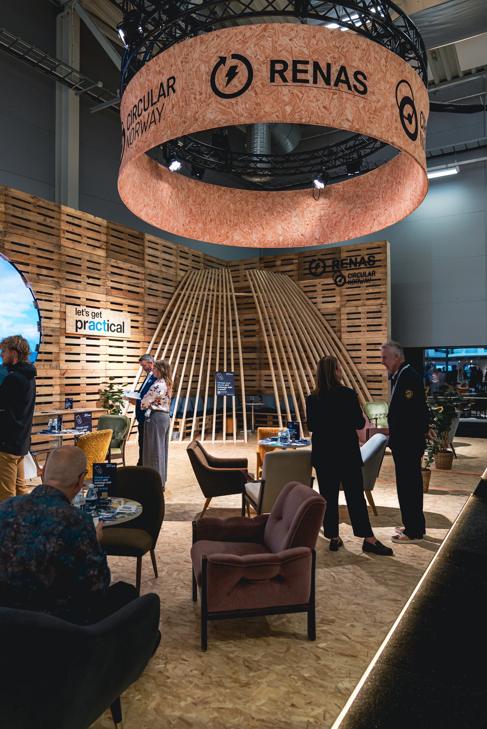 Renas circular exhibition stand at ONS 2024 built from reused pallets (6)