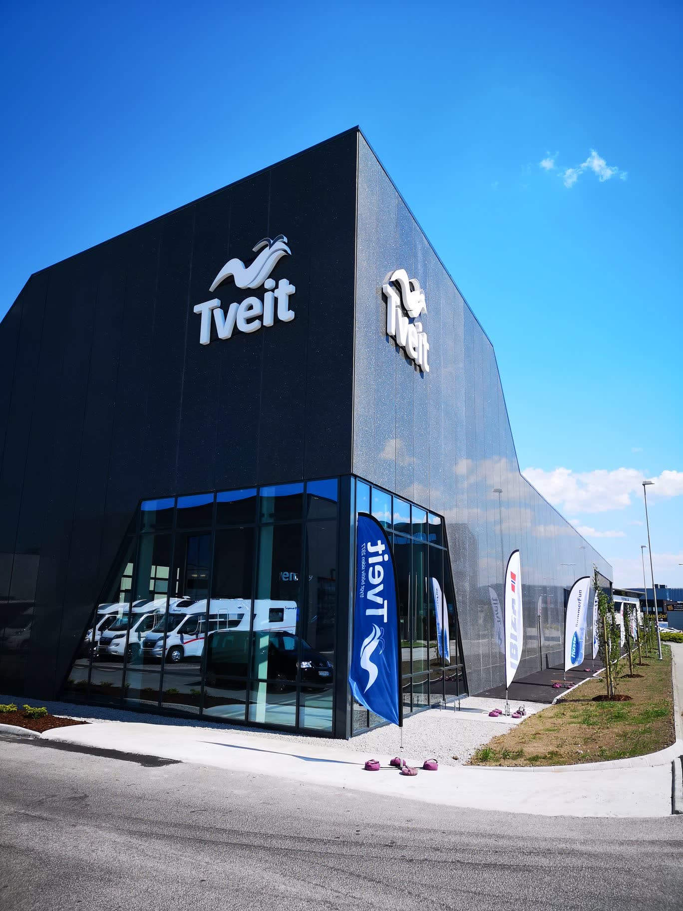 Tveit’s new boat centre at Forus with front-lit LED signs on several façades